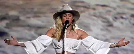 Miley Cyrus durante una actuación Miley Cyrus durante una actuación