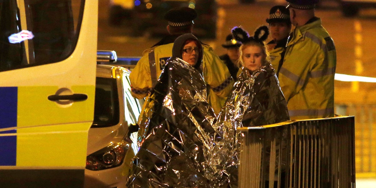 Dos mujeres son atendidas tras salir del Manchester Arena