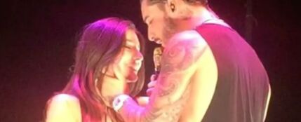 Maluma a punto de besar a una fan en México
