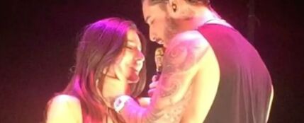 Maluma a punto de besar a una fan en M&eacute;xico