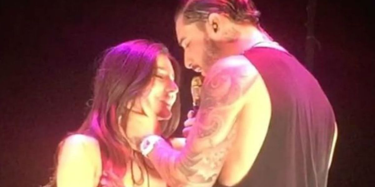 Maluma a punto de besar a una fan en México