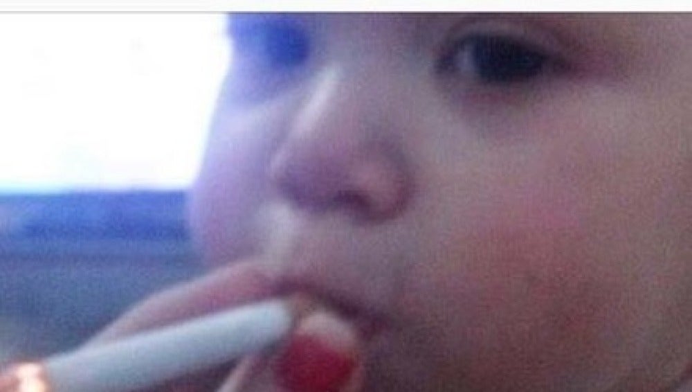 Cuelgan una foto en Instagram de un bebé fumando