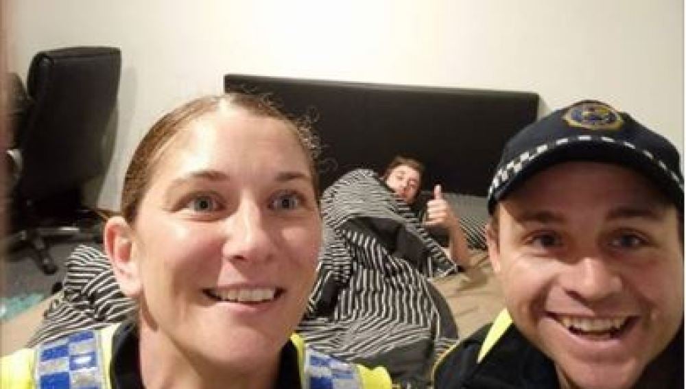 Dos policías llevan a casa y acuestan en cama a un hombre tremendamente borracho y deciden inmortalizar el momento 