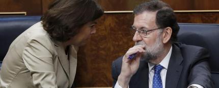 El presidente del Gobierno, Mariano Rajoy, con la vicepresidenta, Soraya S&aacute;enz de Santamar&iacute;a