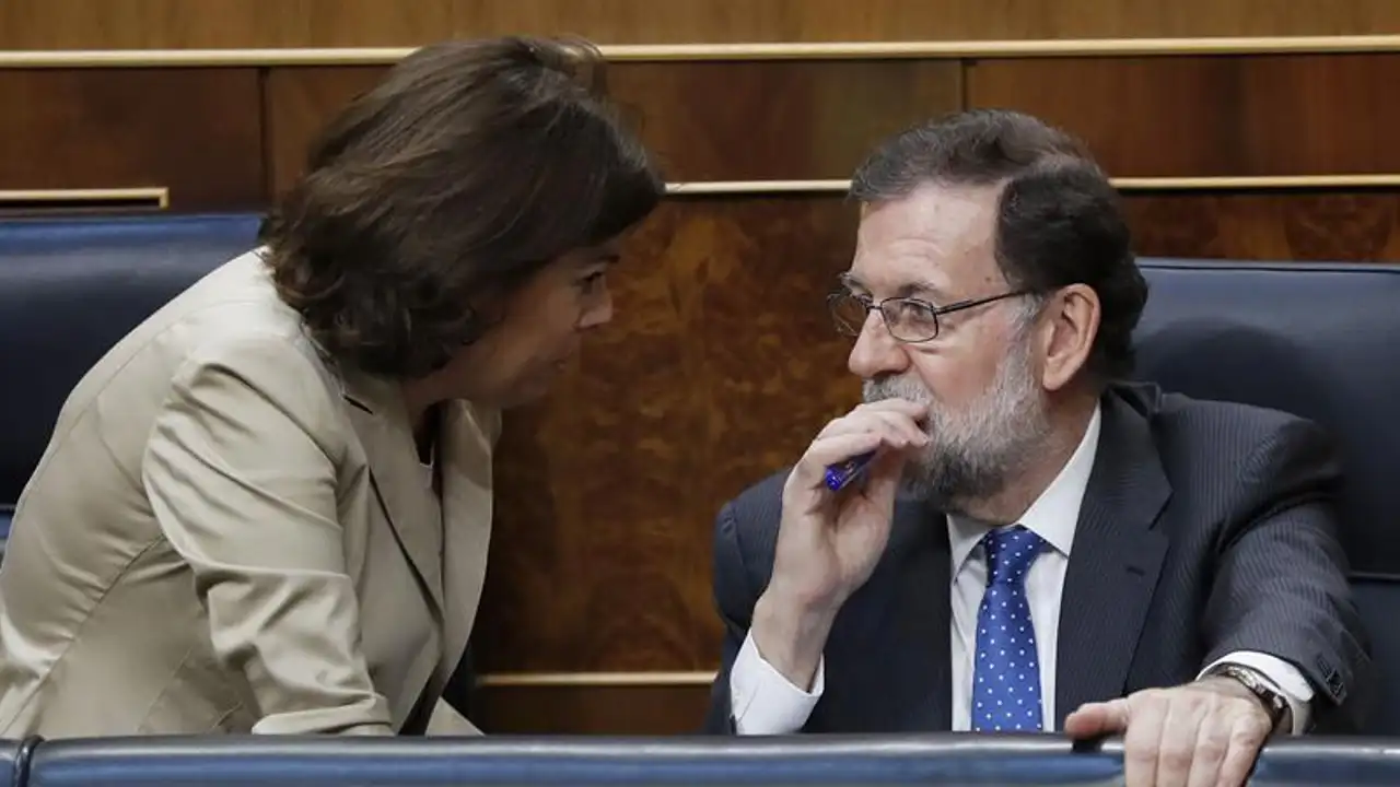 El presidente del Gobierno, Mariano Rajoy, con la vicepresidenta, Soraya Sáenz de Santamaría El presidente del Gobierno, Mariano Rajoy, con la vicepresidenta, Soraya Sáenz de Santamaría