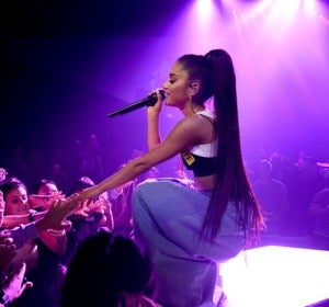 Ariana Grande cantándole a sus fans Ariana Grande cantándole a sus fans