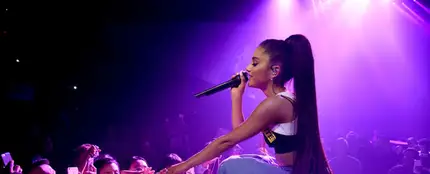 Ariana Grande cantándole a sus fans Ariana Grande cantándole a sus fans