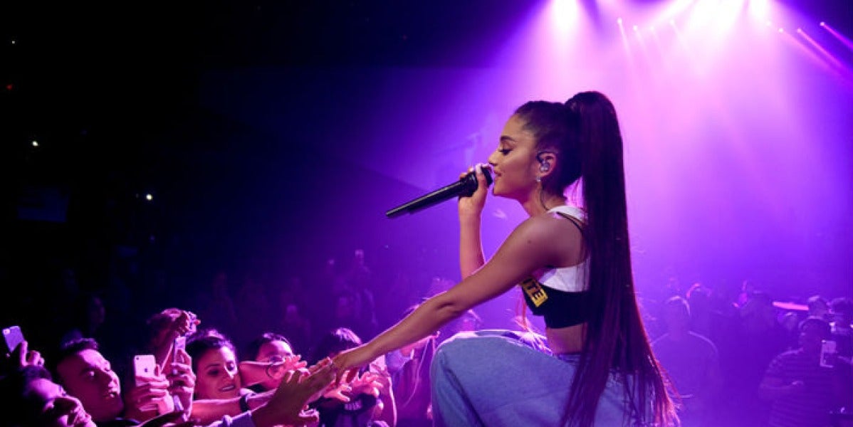Ariana Grande cantándole a sus fans