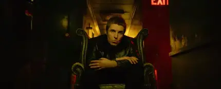 Liam Gallagher en el videoclip de 'Wall of Glass' Liam Gallagher en el videoclip de 'Wall of Glass'