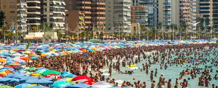 Playa de Benidorm en temporada alta Playa de Benidorm en temporada alta