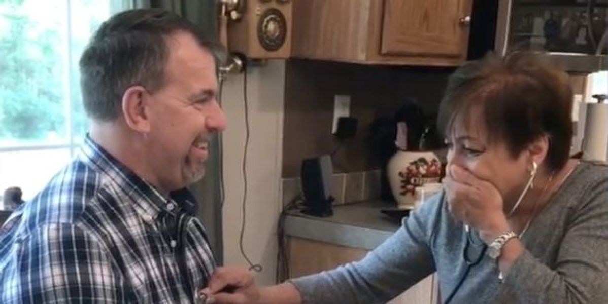 Momento en el que Anna escucha el corazón de su hijo fallecido
