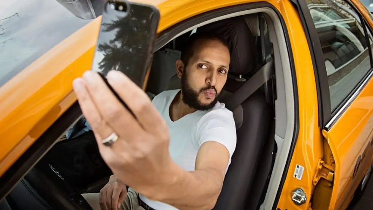 Taxista haciéndose un selfie Taxista haciéndose un selfie