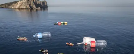Greenpeace coloca diez objetos gigantes en el Mediterráneo para "hacer visible" la contaminación por plásticos del mar Greenpeace coloca diez objetos gigantes en el Mediterráneo para "hacer visible" la contaminación por plásticos del mar