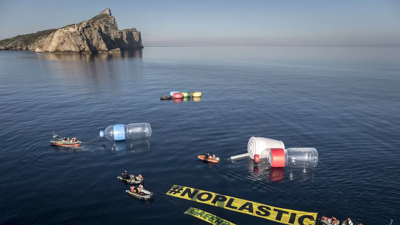 Greenpeace coloca diez objetos gigantes en el Mediterráneo para "hacer visible" la contaminación por plásticos del mar Greenpeace coloca diez objetos gigantes en el Mediterráneo para "hacer visible" la contaminación por plásticos del mar