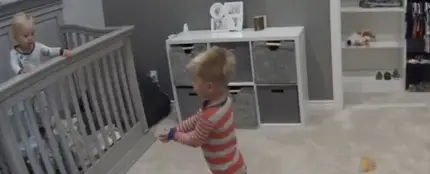 El víde de un niño ayudando a su hermano pequeño a salir de la cuna arrasa en la red El víde de un niño ayudando a su hermano pequeño a salir de la cuna arrasa en la red