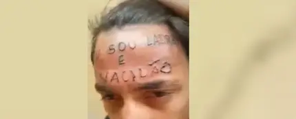 Joven tatuado en la frente Joven tatuado en la frente