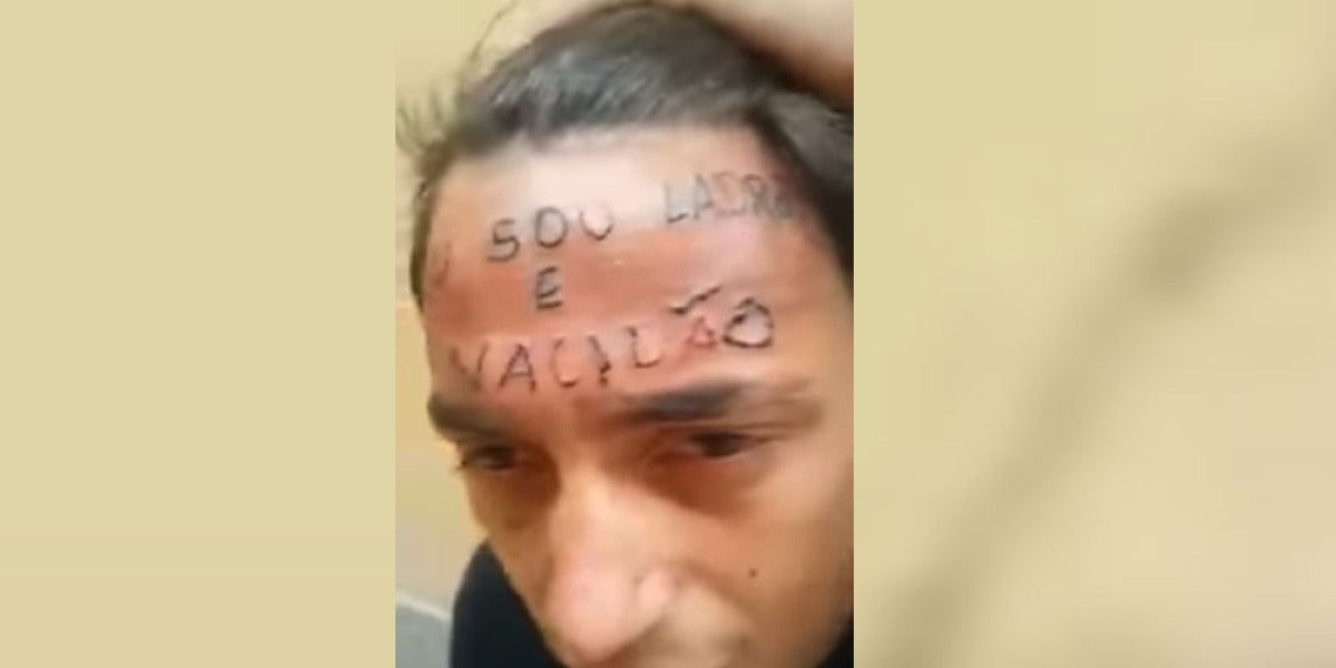 Joven tatuado en la frente