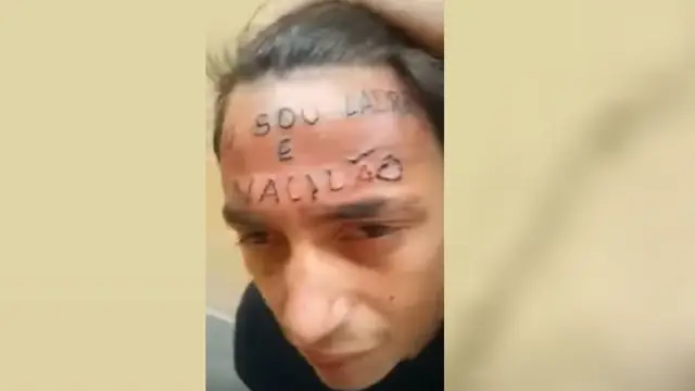 Joven tatuado en la frente
