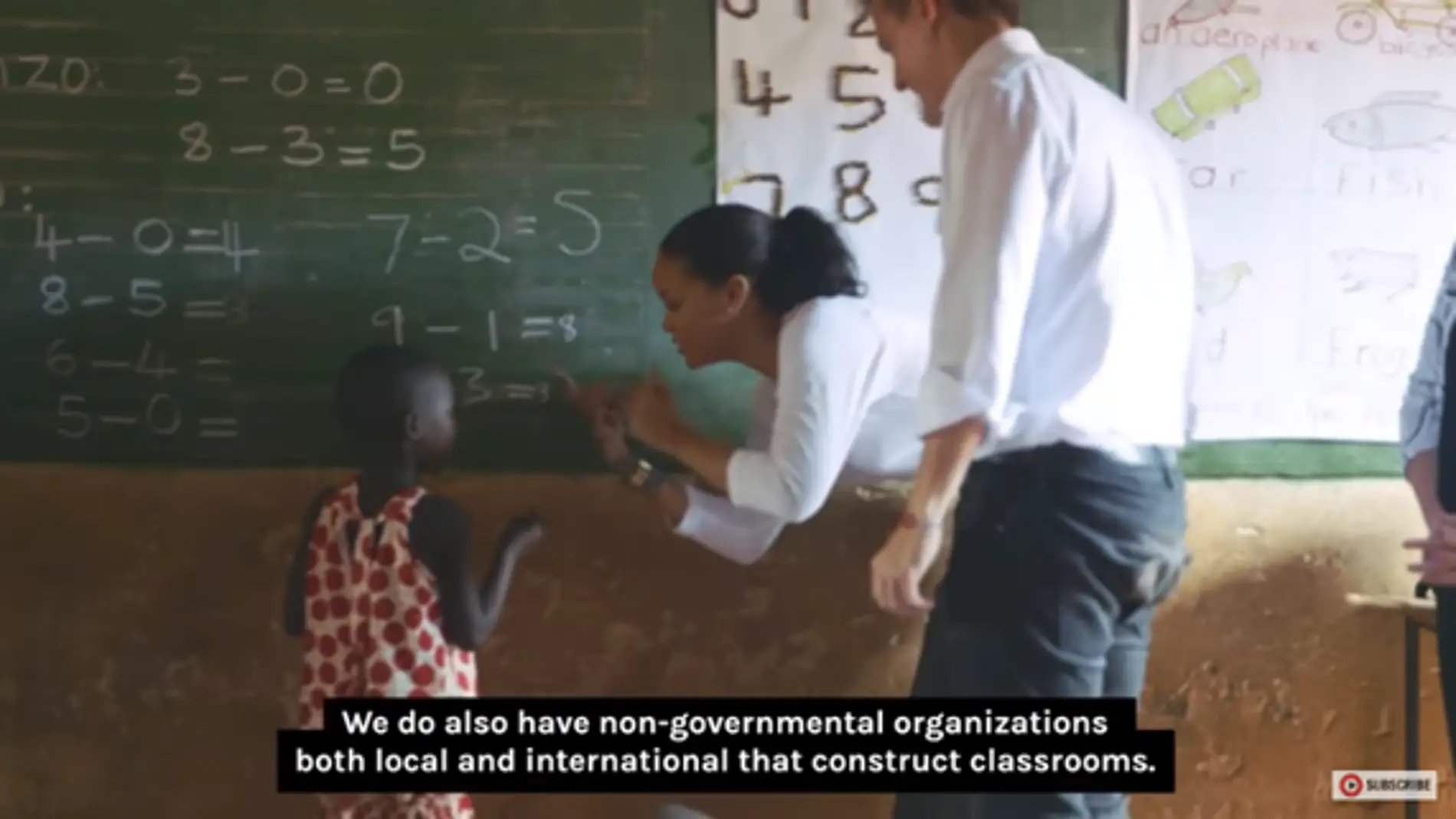 Rihanna enseña a sumar a los niños de Malawi