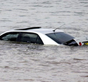 Coche bajo el agua Coche bajo el agua