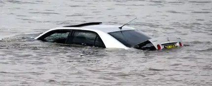 Coche bajo el agua Coche bajo el agua