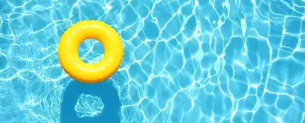 Un flotador en una piscina Un flotador en una piscina