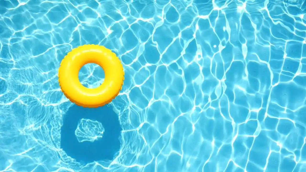 Un flotador en una piscina Un flotador en una piscina