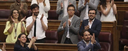 Aplausos de Podemos tras el discurso de Iglesias en el debate de la moción contra Rajoy