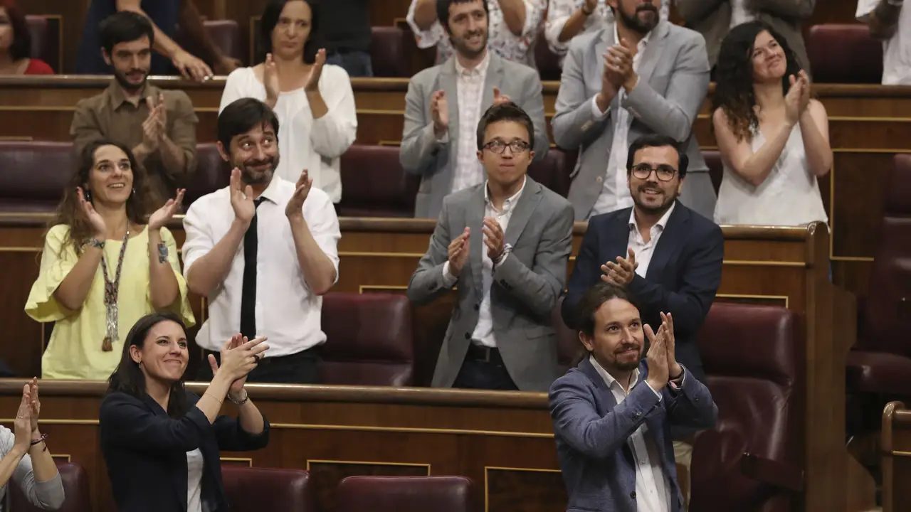 Aplausos de Podemos tras el discurso de Iglesias en el debate de la moción contra Rajoy Aplausos de Podemos tras el discurso de Iglesias en el debate de la moción contra Rajoy