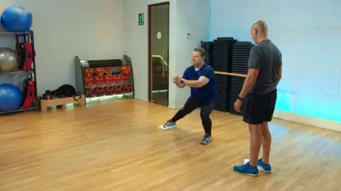 El entrenamiento de Chicote continúa con ejercicios fáciles para hacer en casa El entrenamiento de Chicote continúa con ejercicios fáciles para hacer en casa