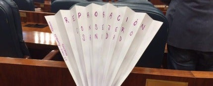 Podemos entrega a S&aacute;nchez Martos un abanico con el texto &quot;Reprobaci&oacute;n. Consejero Sanidad&quot;