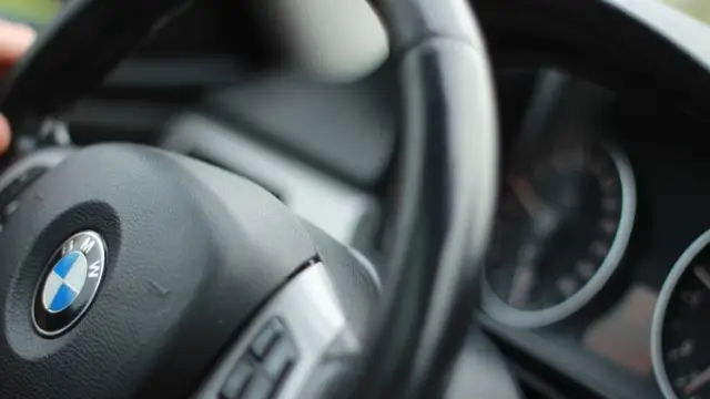 Menor al volante
