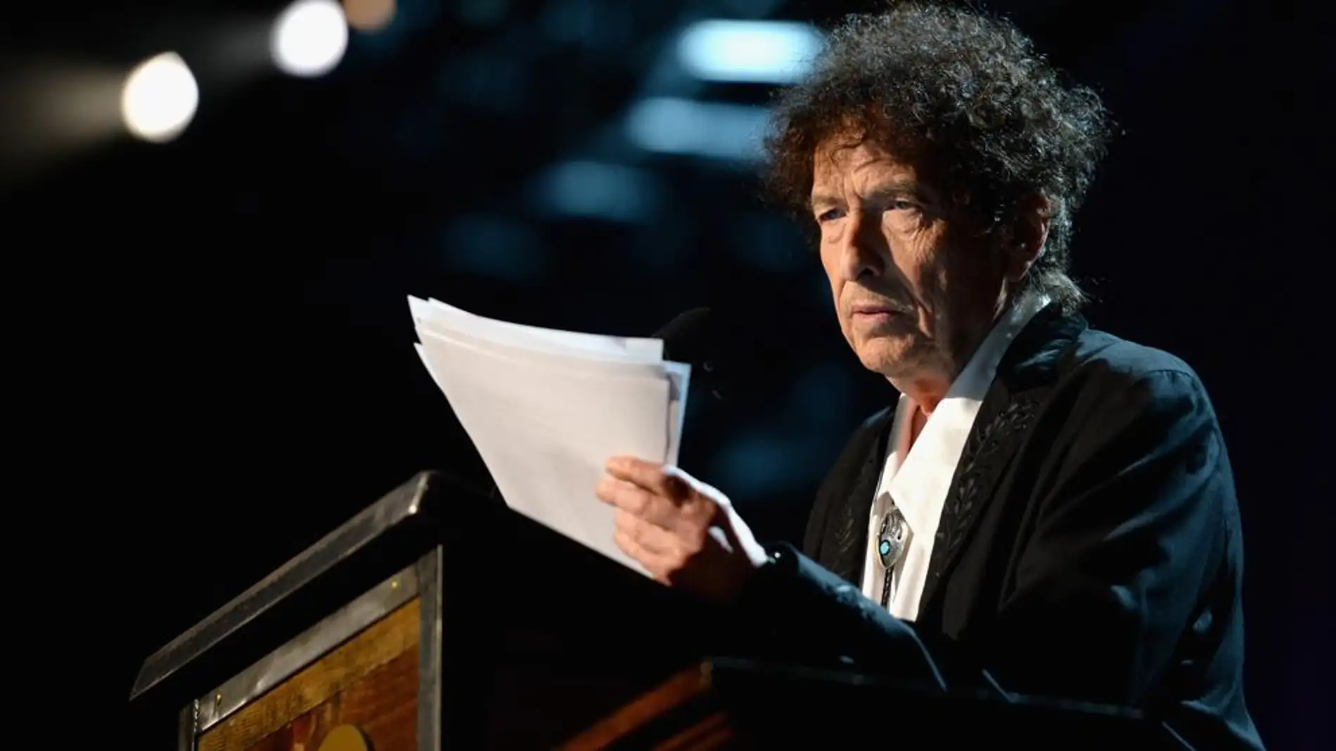 Bob Dylan lee un discurso title=