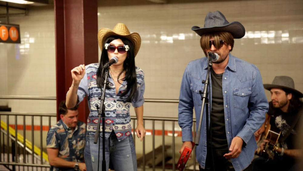 Miley Cyrus y Jimmy Fallon en el metro de Nueva York