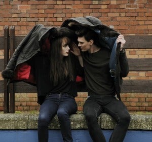 Una pareja a punto de besarse Una pareja a punto de besarse