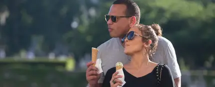 Jennifer López vive su amor con su novio, Alex Rodiguez, en París Jennifer López vive su amor con su novio, Alex Rodiguez, en París