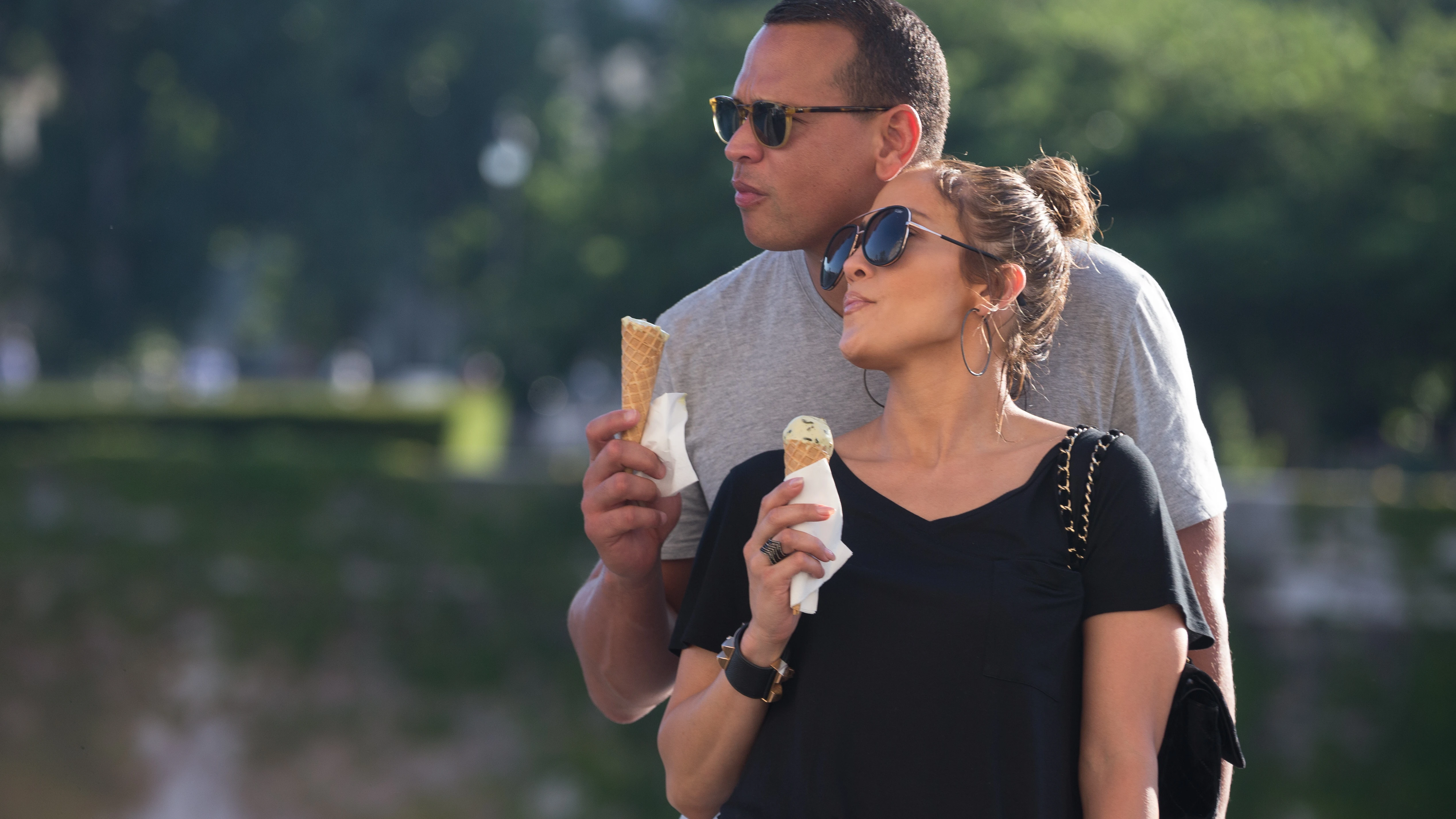 Jennifer López vive su amor con su novio, Alex Rodiguez, en París La pareja estuvo de turismo por la ciudad del amor