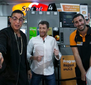 Daddy Yankee reposta un coche real al son de 'Gasolina', una de sus canciones más conocidas Daddy Yankee reposta un coche real al son de 'Gasolina', una de sus canciones más conocidas