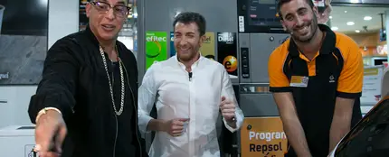 Daddy Yankee reposta un coche real al son de 'Gasolina', una de sus canciones más conocidas Daddy Yankee reposta un coche real al son de 'Gasolina', una de sus canciones más conocidas