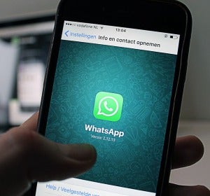 Un usuario con WhatsApp en su móvil Un usuario con WhatsApp en su móvil
