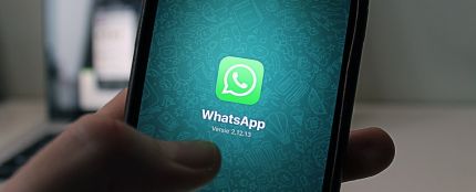 Un usuario con WhatsApp en su móvil