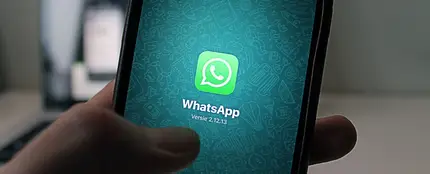 Un usuario con WhatsApp en su móvil Un usuario con WhatsApp en su móvil