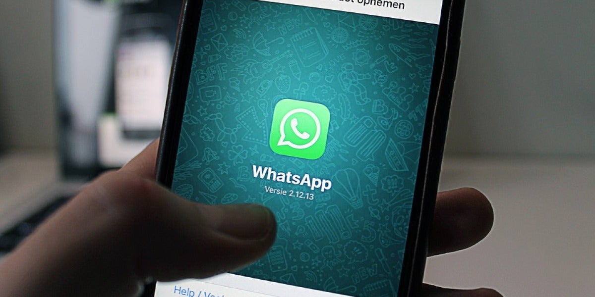 Un usuario con WhatsApp en su móvil