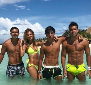 Mario Casas junto a sus tres hermanos en Isla Mujeres Mario Casas junto a sus tres hermanos en Isla Mujeres