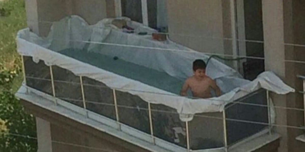 Piscina improvisada de un niño en el balcón de casa