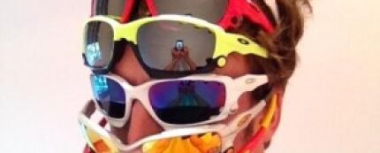 Hombre con muchas gafas de sol