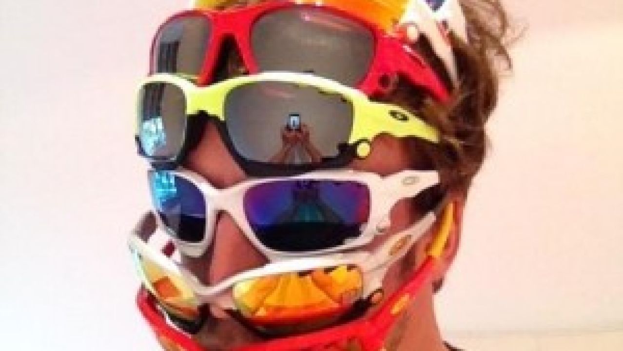 Hombre con muchas gafas de sol Hombre con muchas gafas de sol
