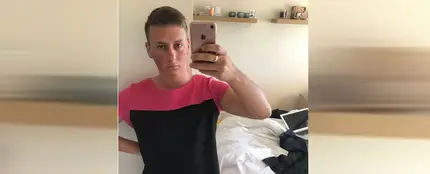 Un joven con vestido Un joven con vestido