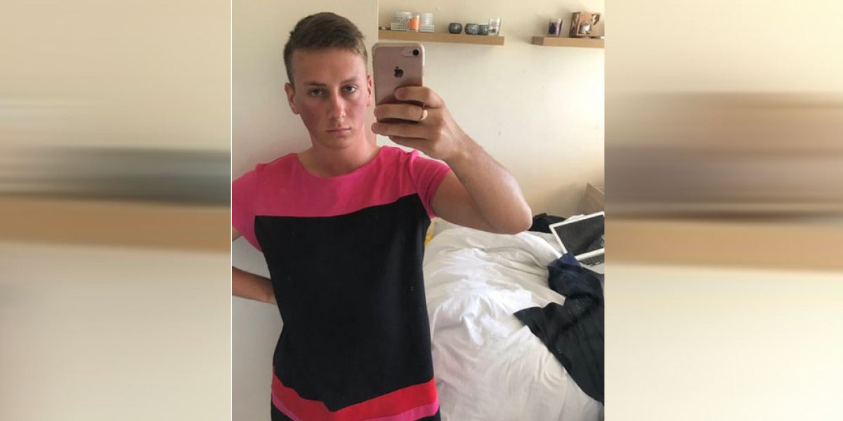 Un joven con vestido