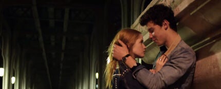 Shawn Mendes y Ellie Bomber en el v&iacute;deo de 'There's Nothing Holdin' Me Back'